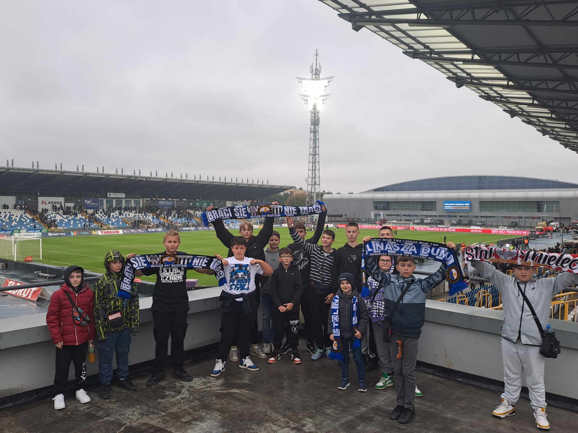 Zawodnicy Akademii na meczu Stali Mielec