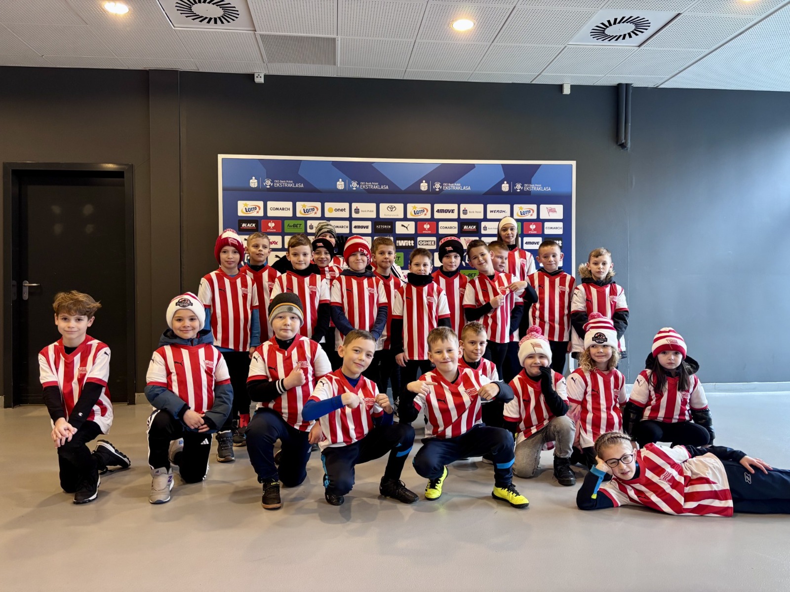 Zawodnicy Akademii w eskorcie zawodników podczas meczu Cracovii